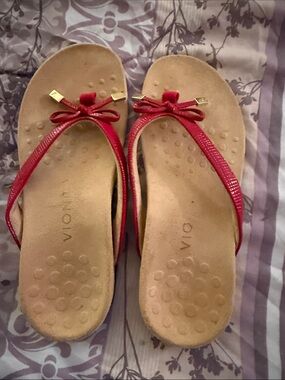 Vionic Red Bow Thong Sandals with Gold Accents